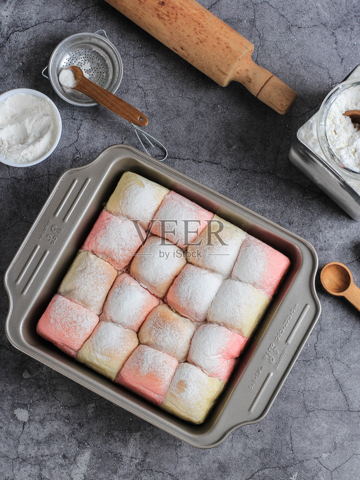 新鲜出炉的日本软蓬松小圆面包,流行的北海道牛奶面包,颜色柔和照片摄影图片