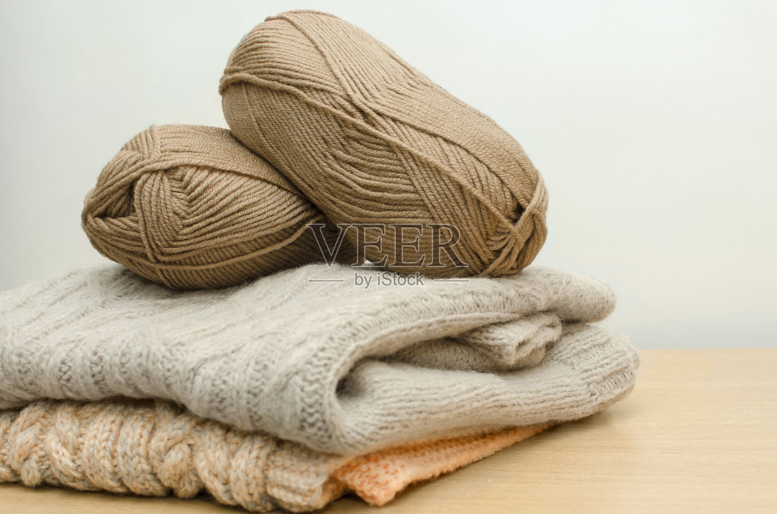 米色纱束。DIY针织毛衣。照片摄影图片