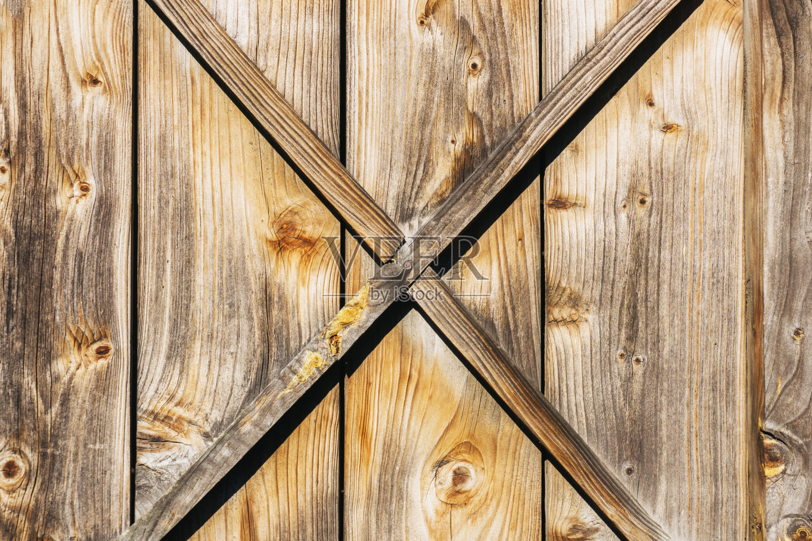 破旧的木制谷仓门。X形木桌。质朴的复古书桌建筑背景。照片摄影图片