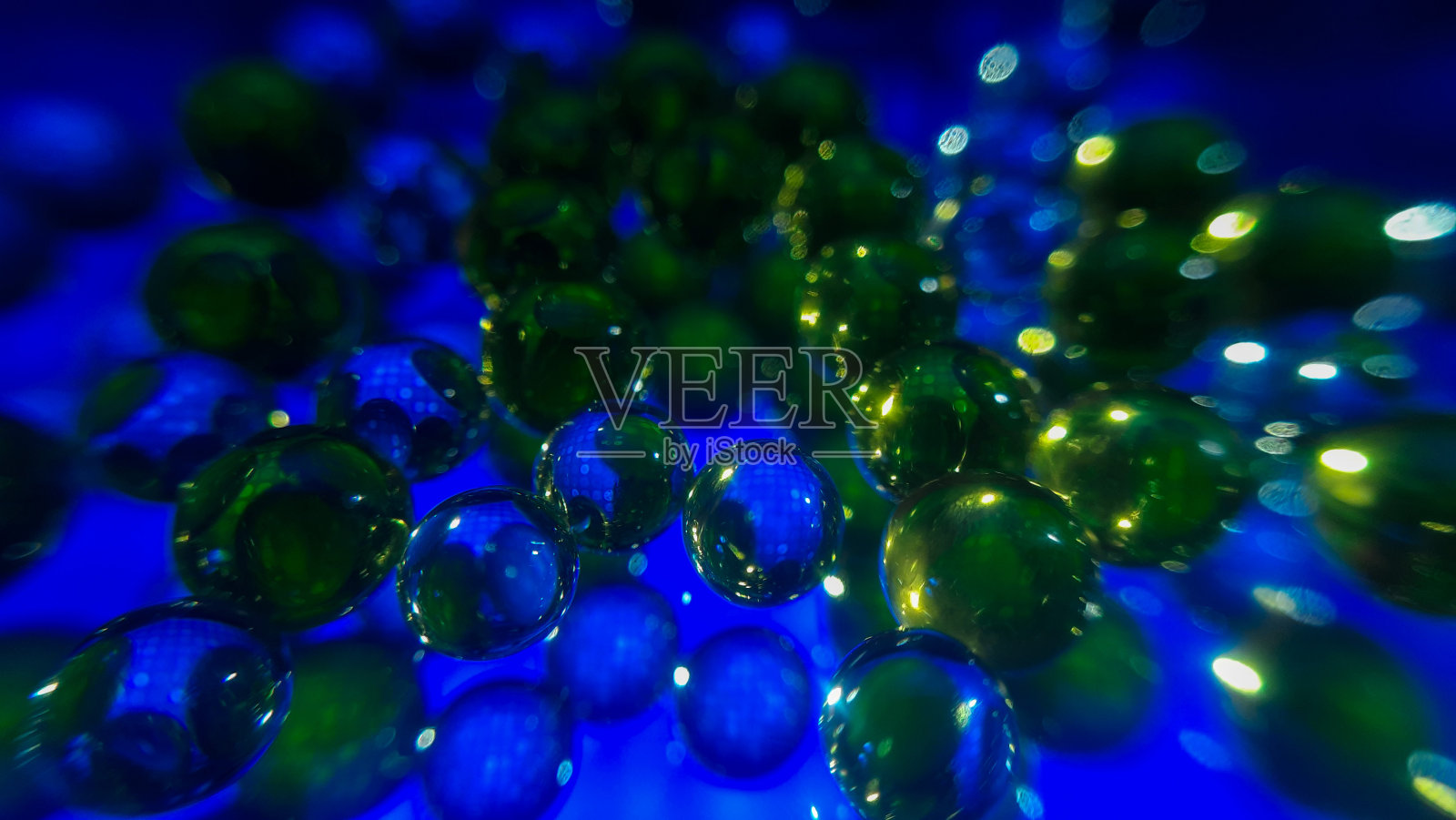 抽象球在玻璃表面上的彩色蓝色模糊的背景照片摄影图片