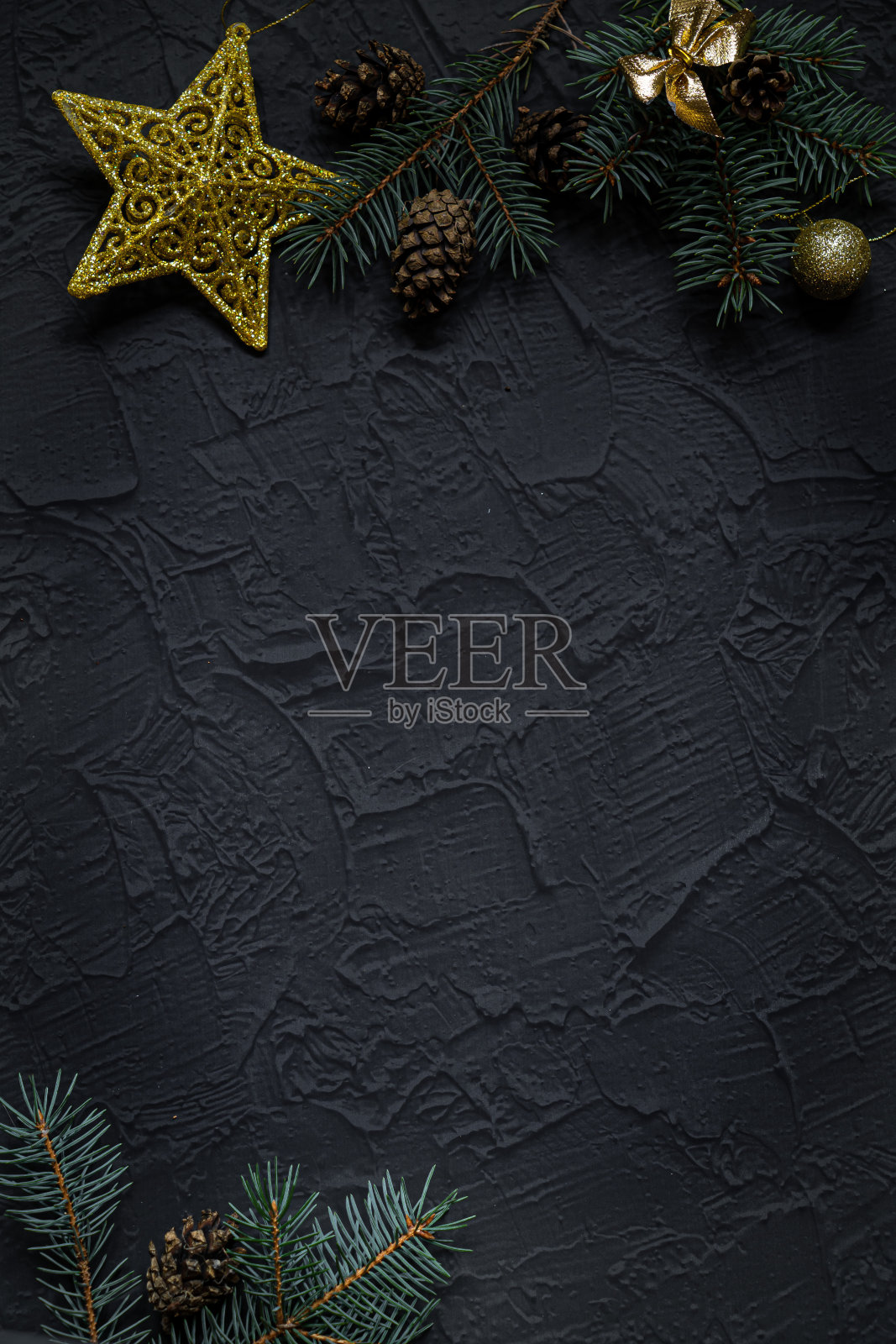 圣诞节背景与冷杉树和装饰在黑暗的背景。顶部视图与复制空间照片摄影图片