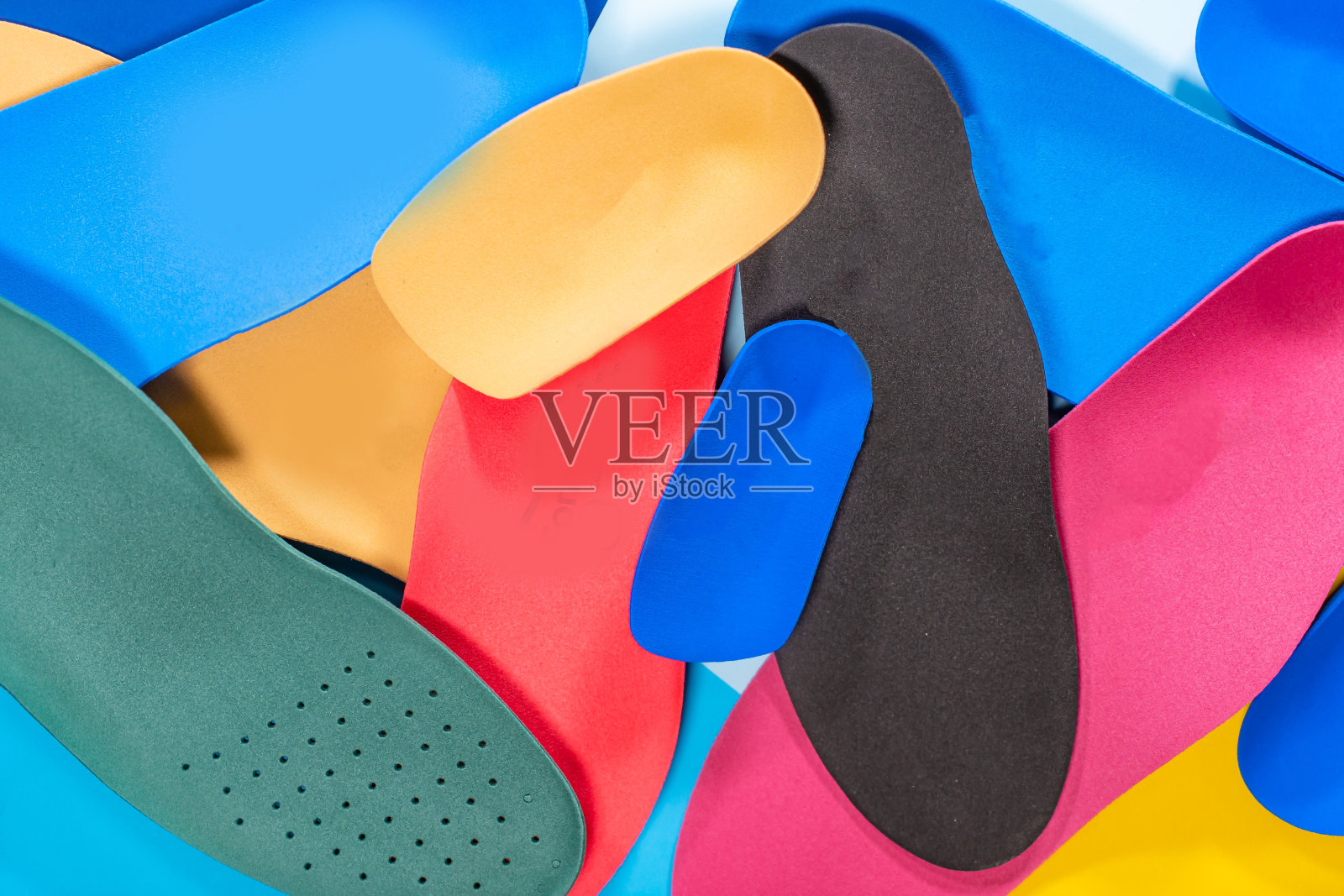 脚的支持和健康的脚的概念与整形鞋垫孤立的颜色背景照片摄影图片