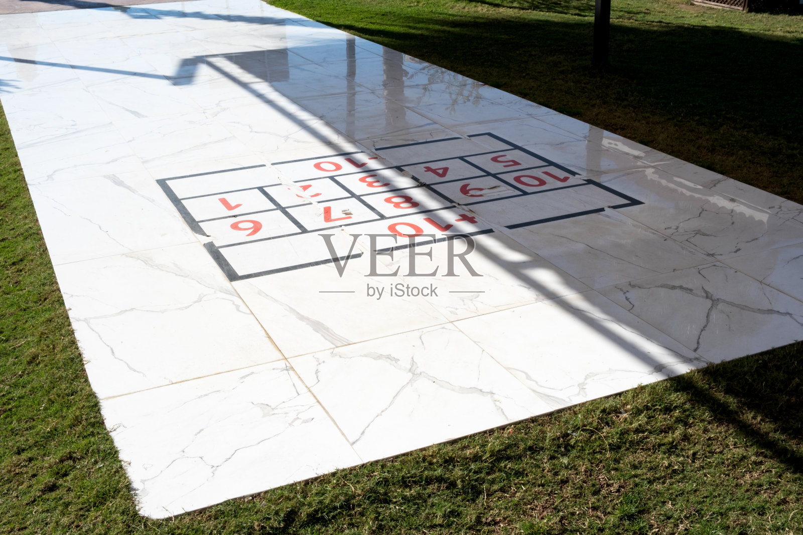 户外公共沙狐球游乐场。正午,硬影,选择性聚焦。游戏和户外活动,休闲照片摄影图片