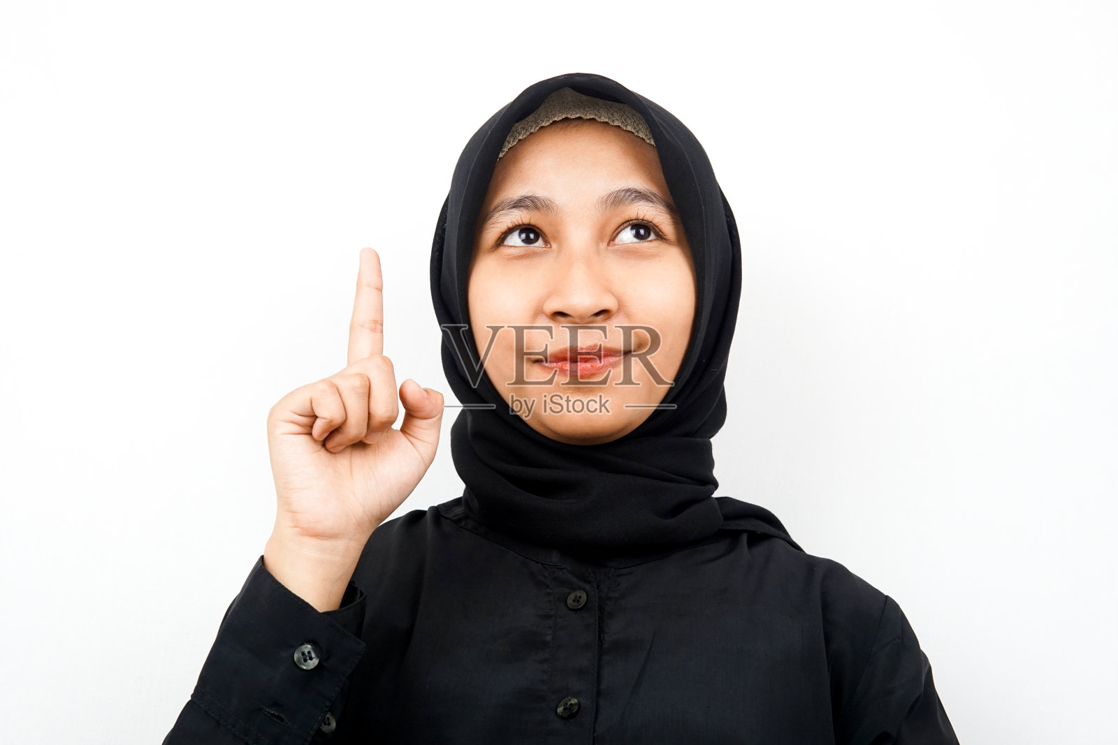 美丽的年轻穆斯林妇女指向孤立的特写照片摄影图片