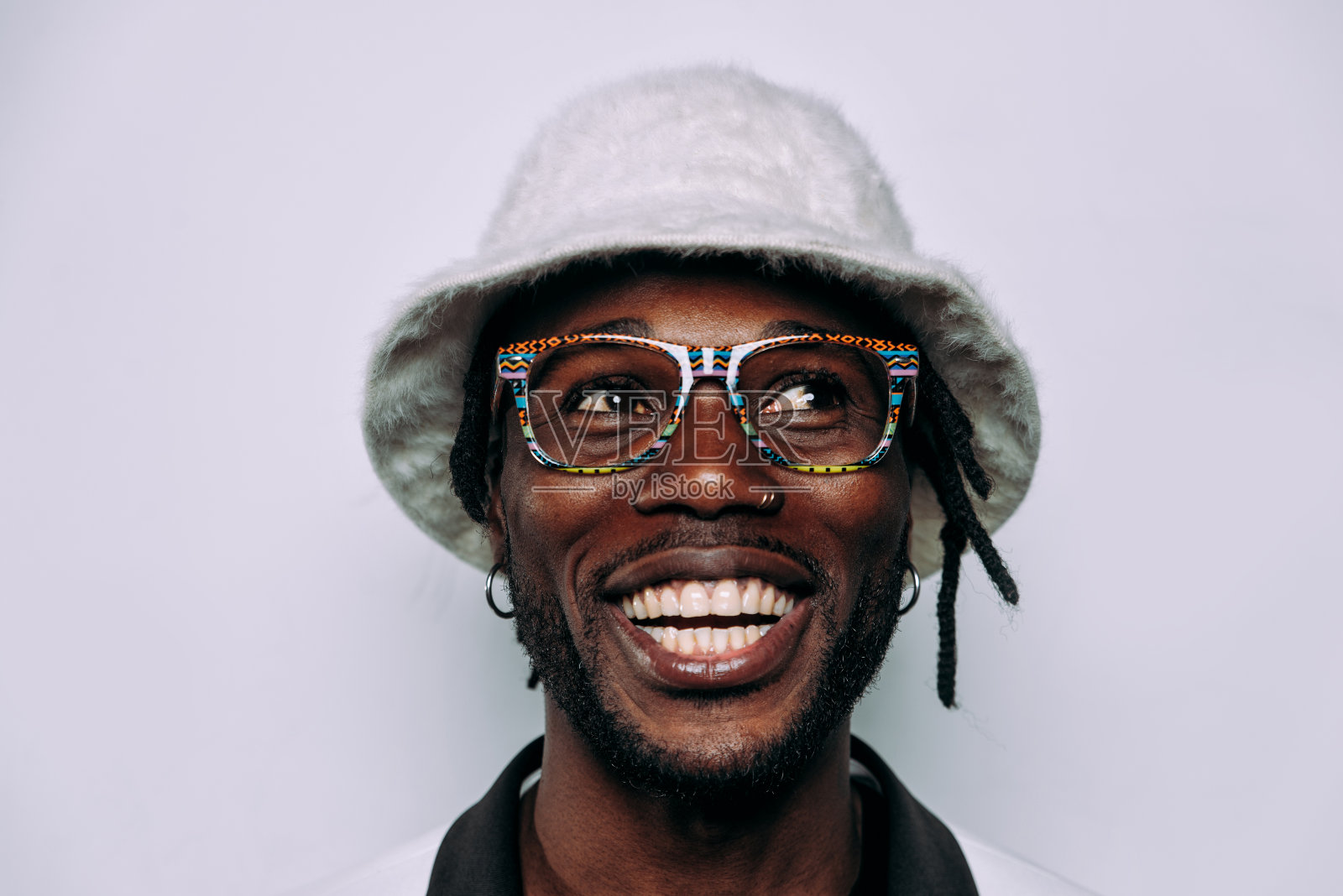 一个嘻哈音乐表演者的肖像。照片摄影图片