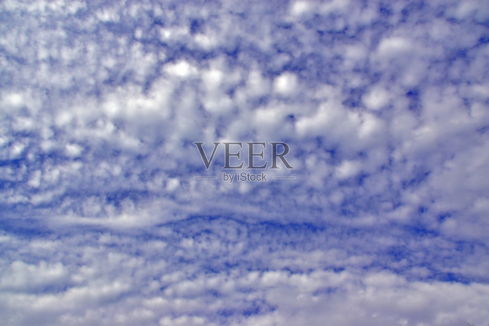 蓝色的天空中有淡淡的白云照片摄影图片