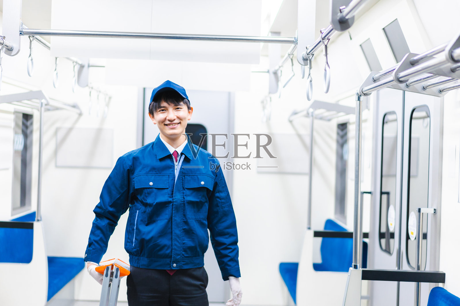 男性技术人员维护火车照片摄影图片