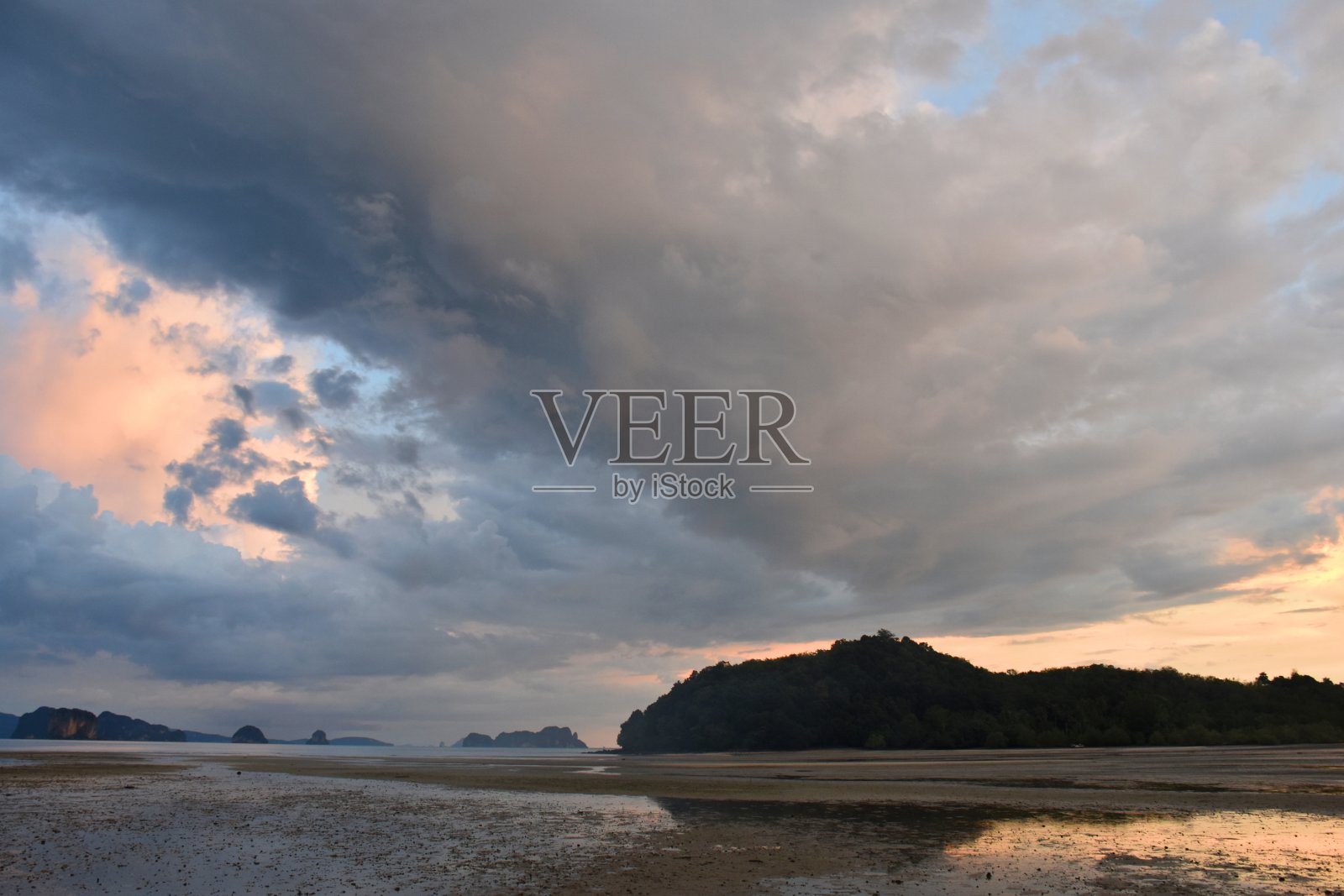 在泰国的Ko Yao Noi湾,日落时的戏剧性云朵照片摄影图片