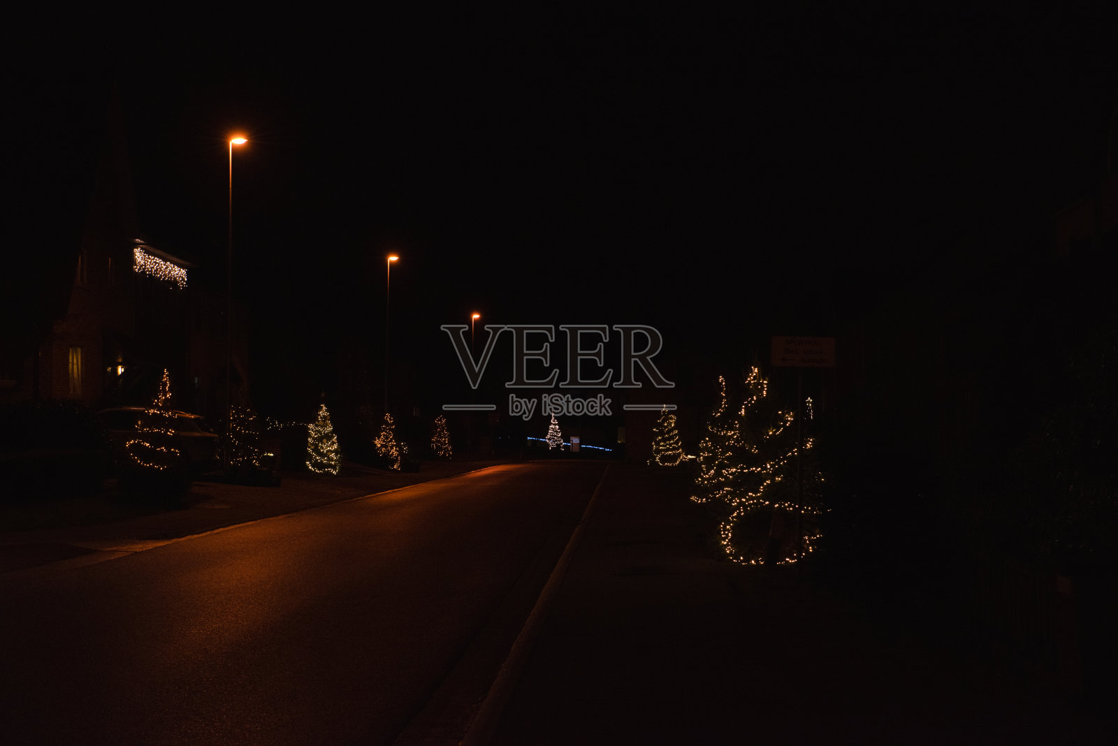 夜晚空旷的马路上装饰着圣诞树照片摄影图片