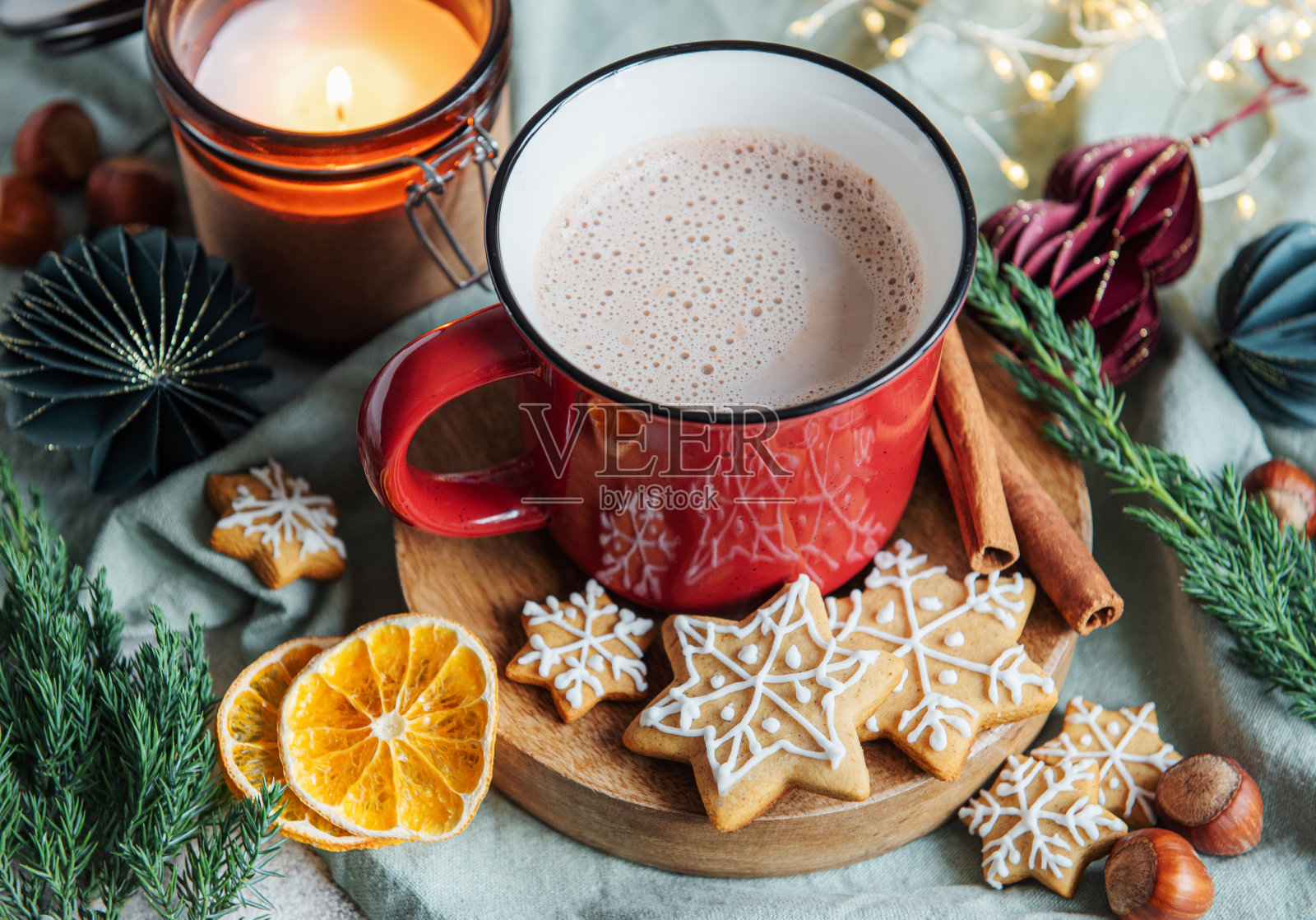 红色杯子里的圣诞热可可照片摄影图片