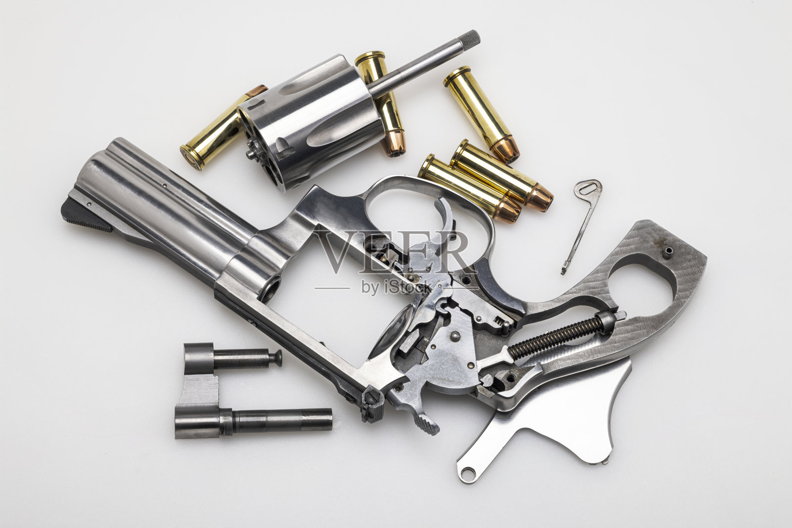 在白色背景上拆除带有子弹的左轮手枪照片摄影图片