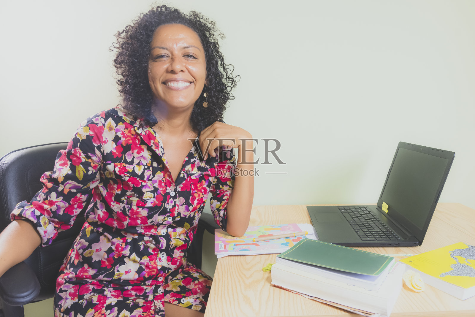 一个女人坐在家里远程工作的肖像。照片摄影图片