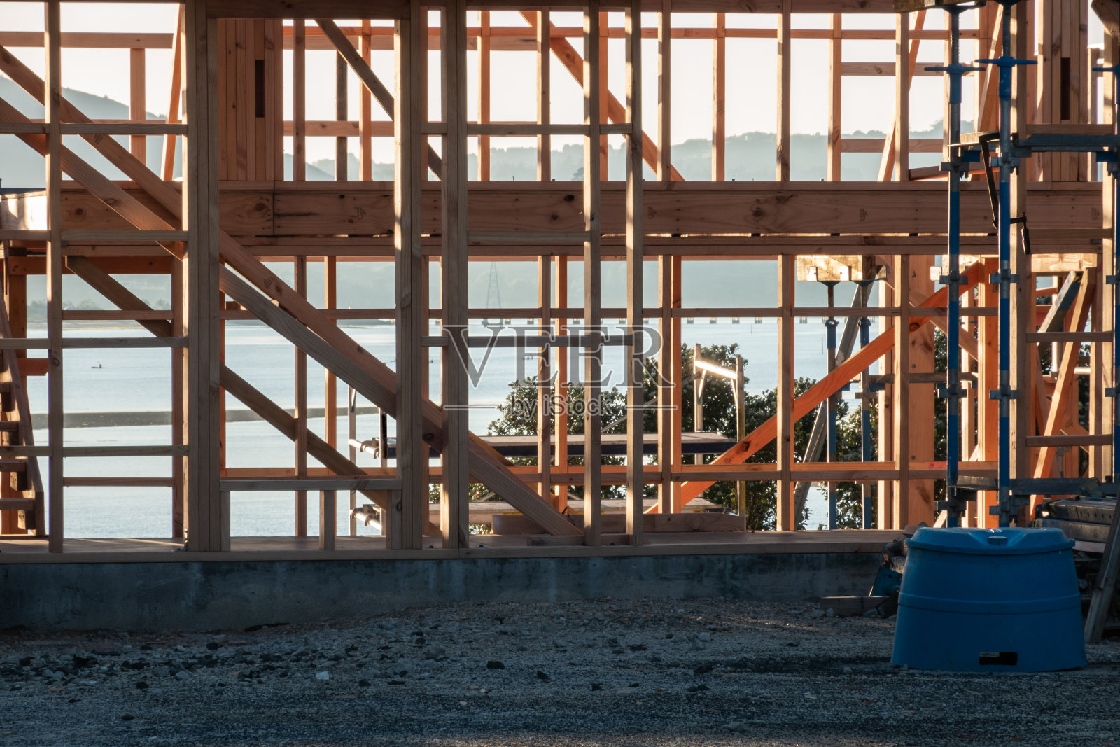 正在建造中的新房子的木制框架照片摄影图片