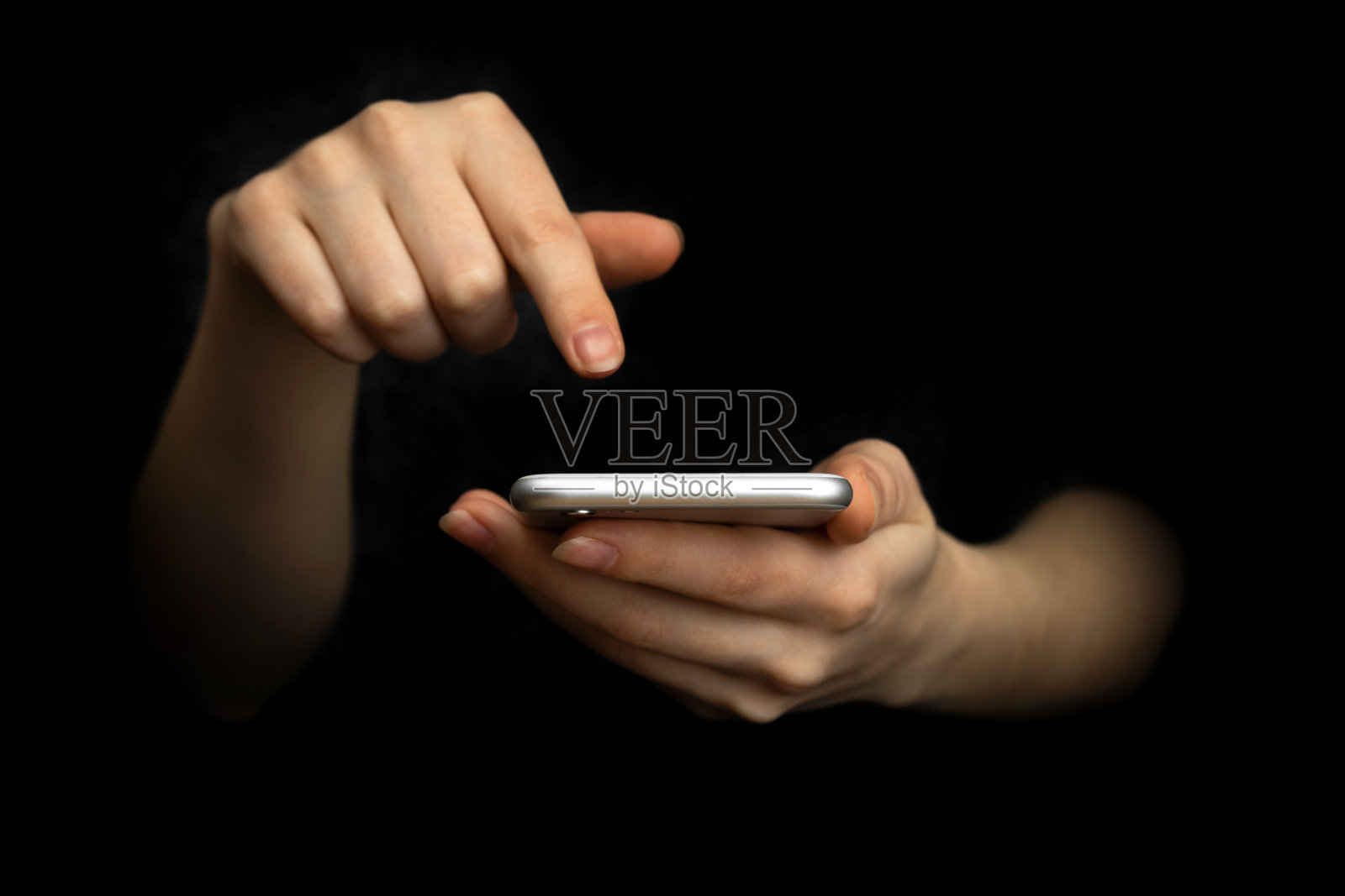 女商人使用和触摸手机,前视图。黑色背景,手和智能手机特写。高科技,技术与交流概念照片照片摄影图片