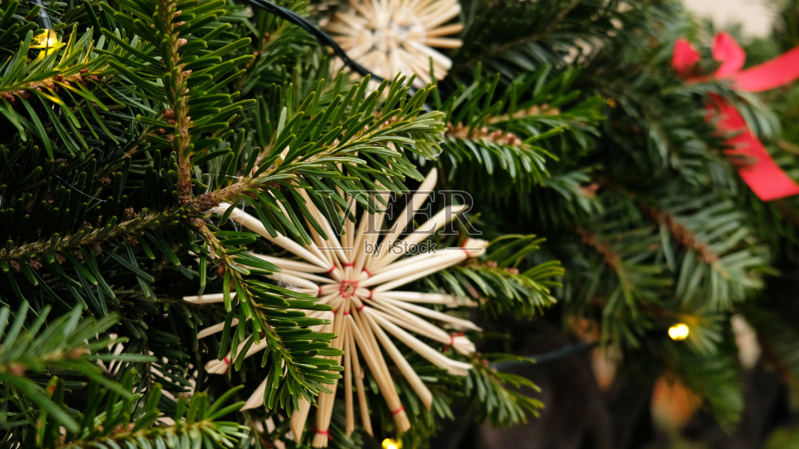 圣诞旗帜与生态装饰-圣诞树挂件玩具-稻草雪花。复制贺卡的空间。完美的内容为广告横幅,礼品卡或创意项目。有选择性的重点。照片摄影图片