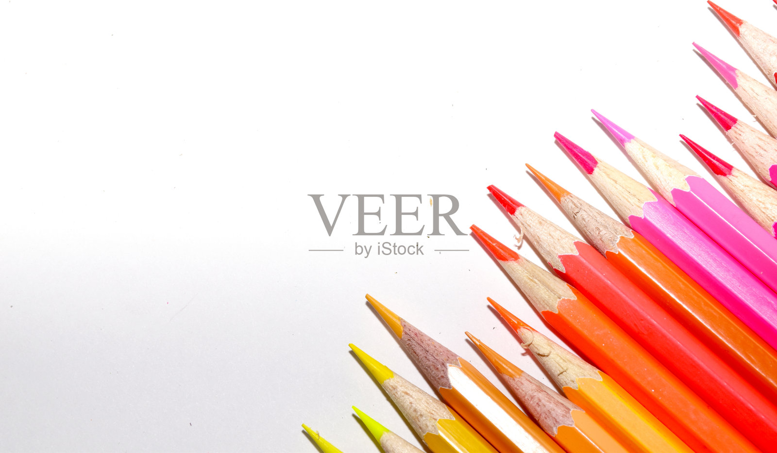 彩色的卷笔刀铅笔。许多彩色铅笔孤立在白色背景的微距镜头。有选择性的重点。照片摄影图片