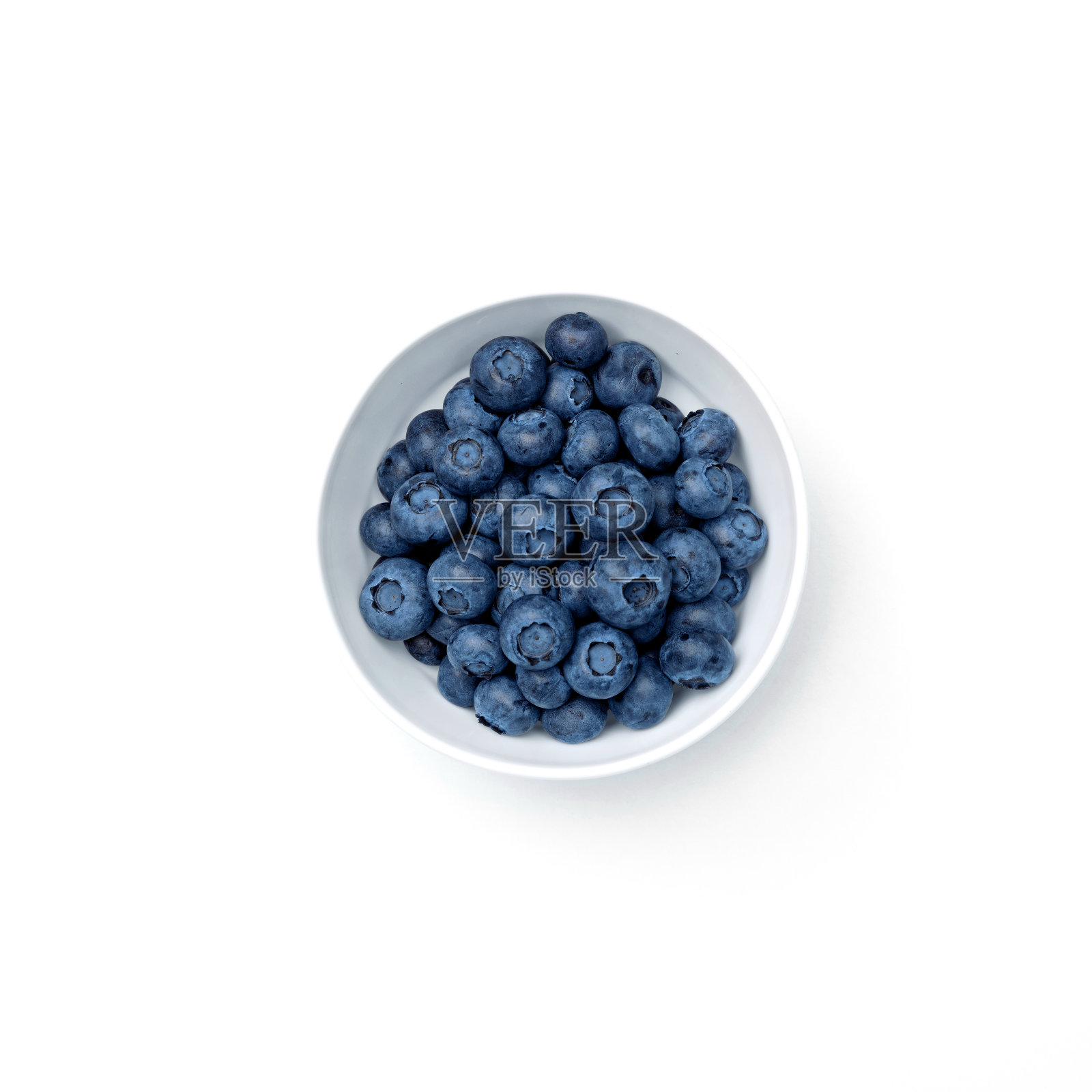 蓝莓在碗中孤立的白色背景。副本的空间。前视图。照片摄影图片