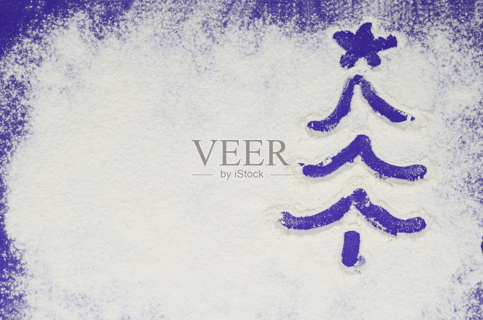 白色背景上紫色的圣诞树。冬季面粉背景与复制空间。2022年最佳颜色丝绒紫罗兰。照片摄影图片