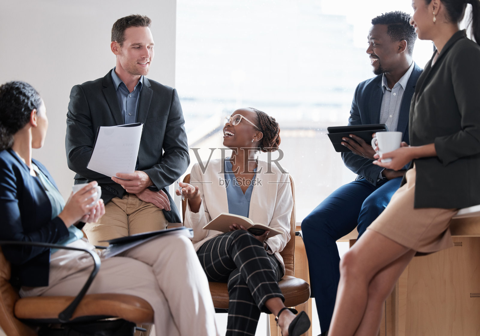 一群商务人士在工作中开会照片摄影图片