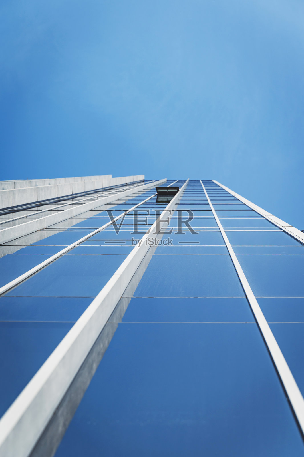 近距离观察现代摩天大楼的玻璃幕墙照片摄影图片