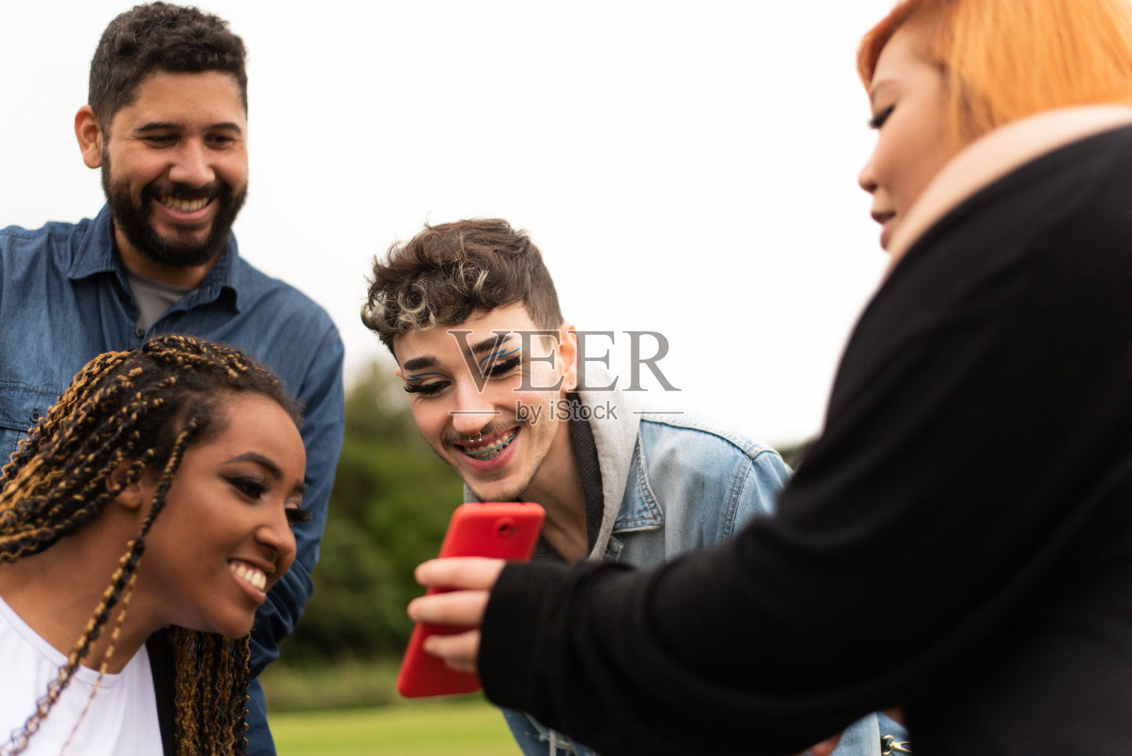一群朋友在公园里玩耍。照片摄影图片