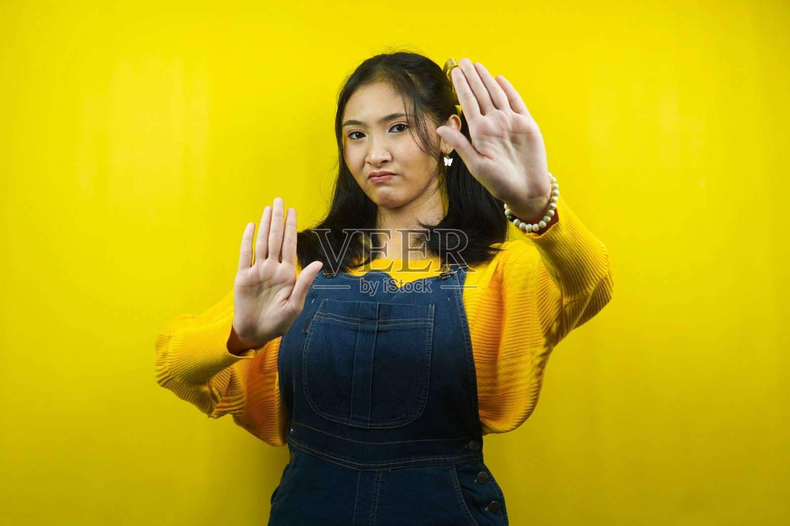 漂亮可爱的年轻女子严肃,用停止手势,禁止手势,拒绝,广告,孤立照片摄影图片