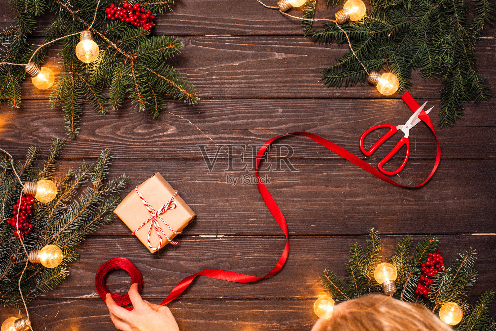 以木板为背景的新年圣诞概念。平躺,照片摄影图片