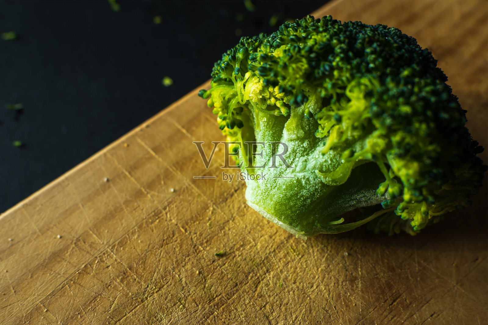 冰冻的绿色花椰菜小花在黑暗的背景关闭照片摄影图片
