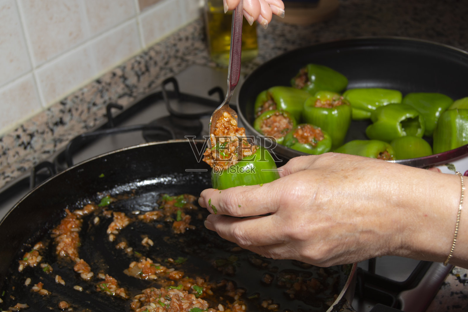 土耳其风格的填充辣椒和土耳其食物照片摄影图片