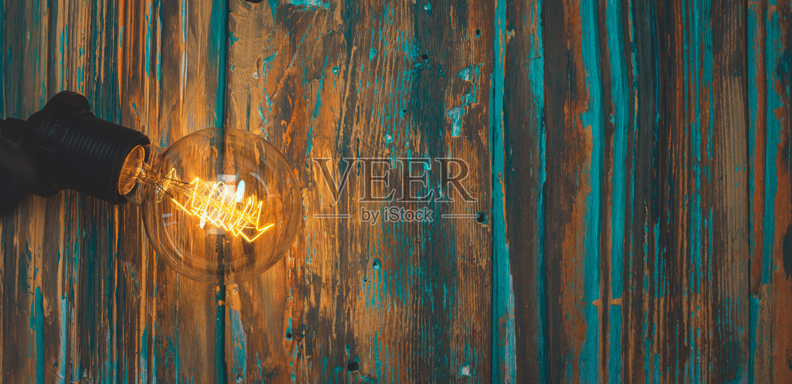 彩色的电灯泡木制背景照片摄影图片