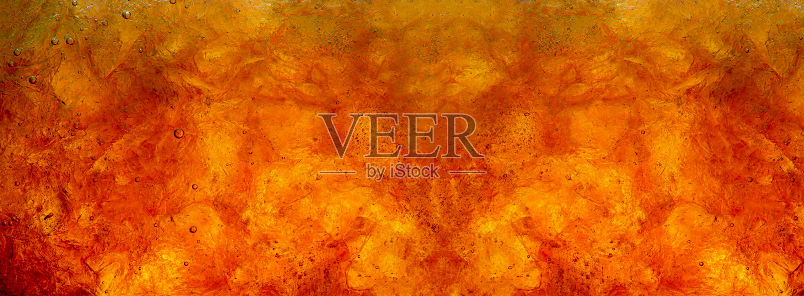 详细说明冷泡泡碳酸饮料冰,可乐冰。食物背景,可乐特写,设计元素。啤酒泡沫宏观,冰,泡沫,背景,冰立方,抽象背景照片摄影图片