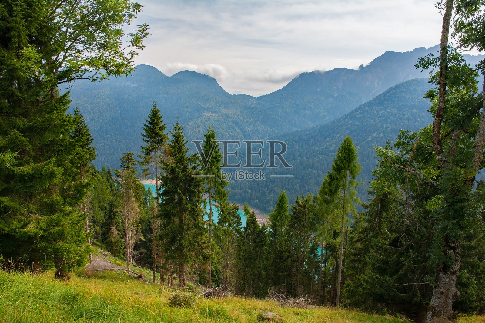 意大利东北部鲁克山的山坡照片摄影图片