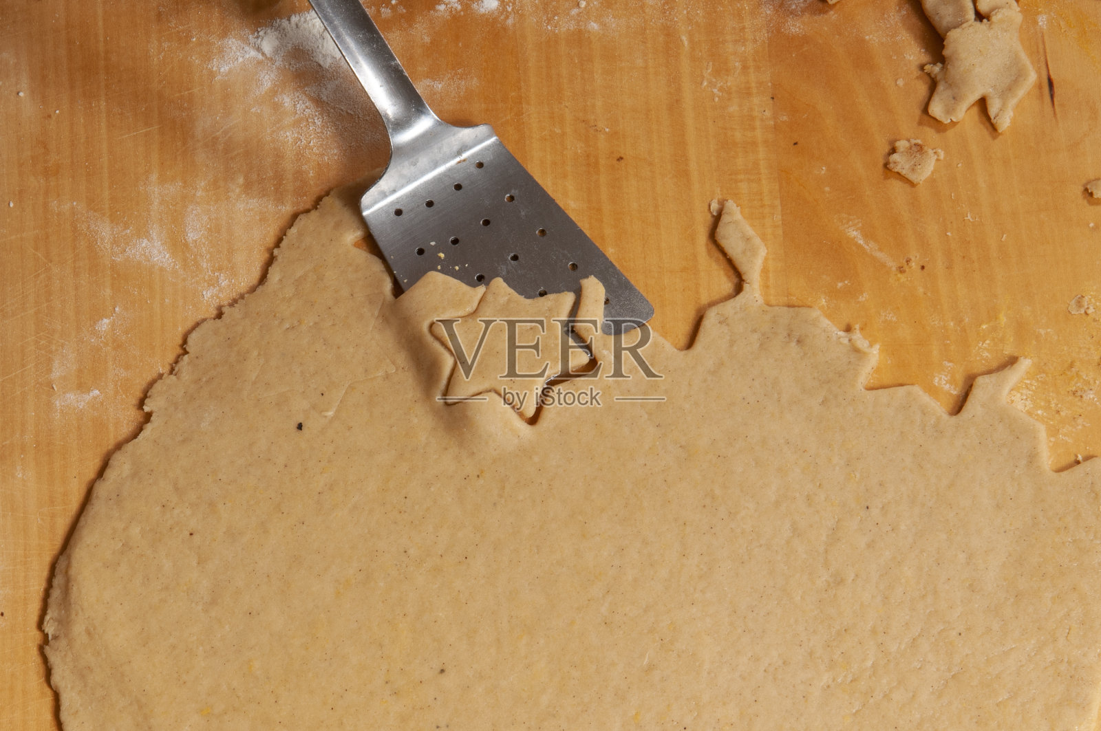 老奶奶在家里准备圣诞饼干照片摄影图片