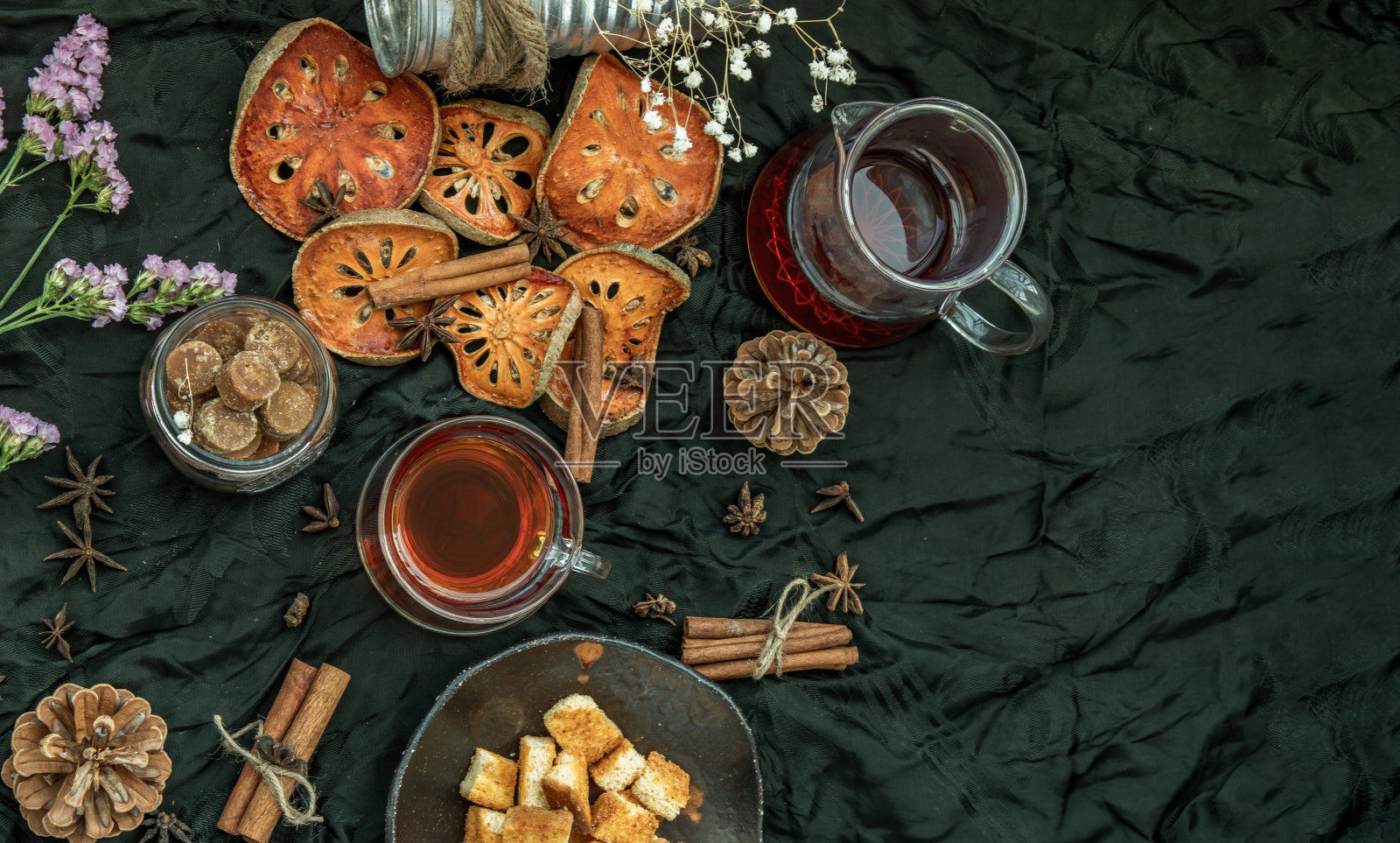 热贝贝果茶与贝贝果树皮和酥脆黄油吐司。照片摄影图片