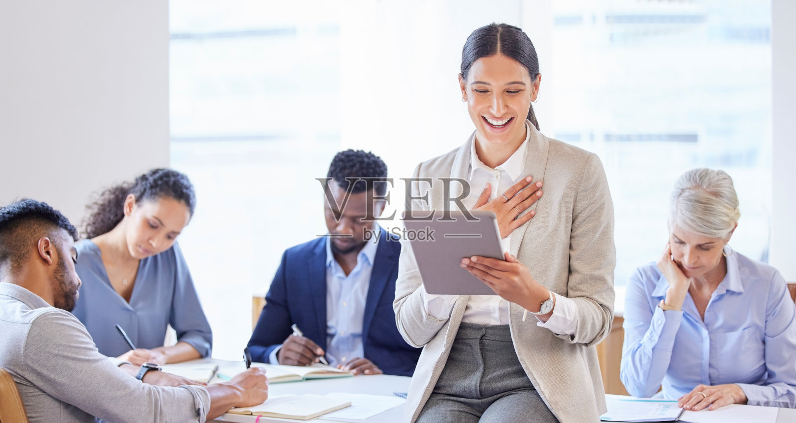 一个自信的年轻女商人在一个现代化的办公室工作照片摄影图片