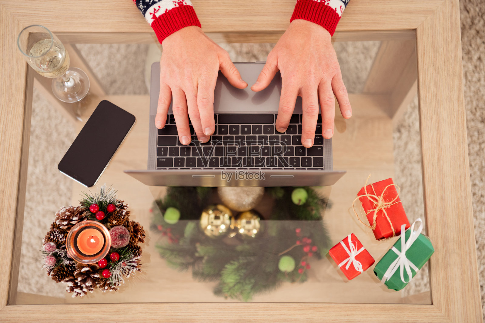 顶部角度视图照片的商人远程工作在膝上电脑打字键盘编程在家里照片摄影图片