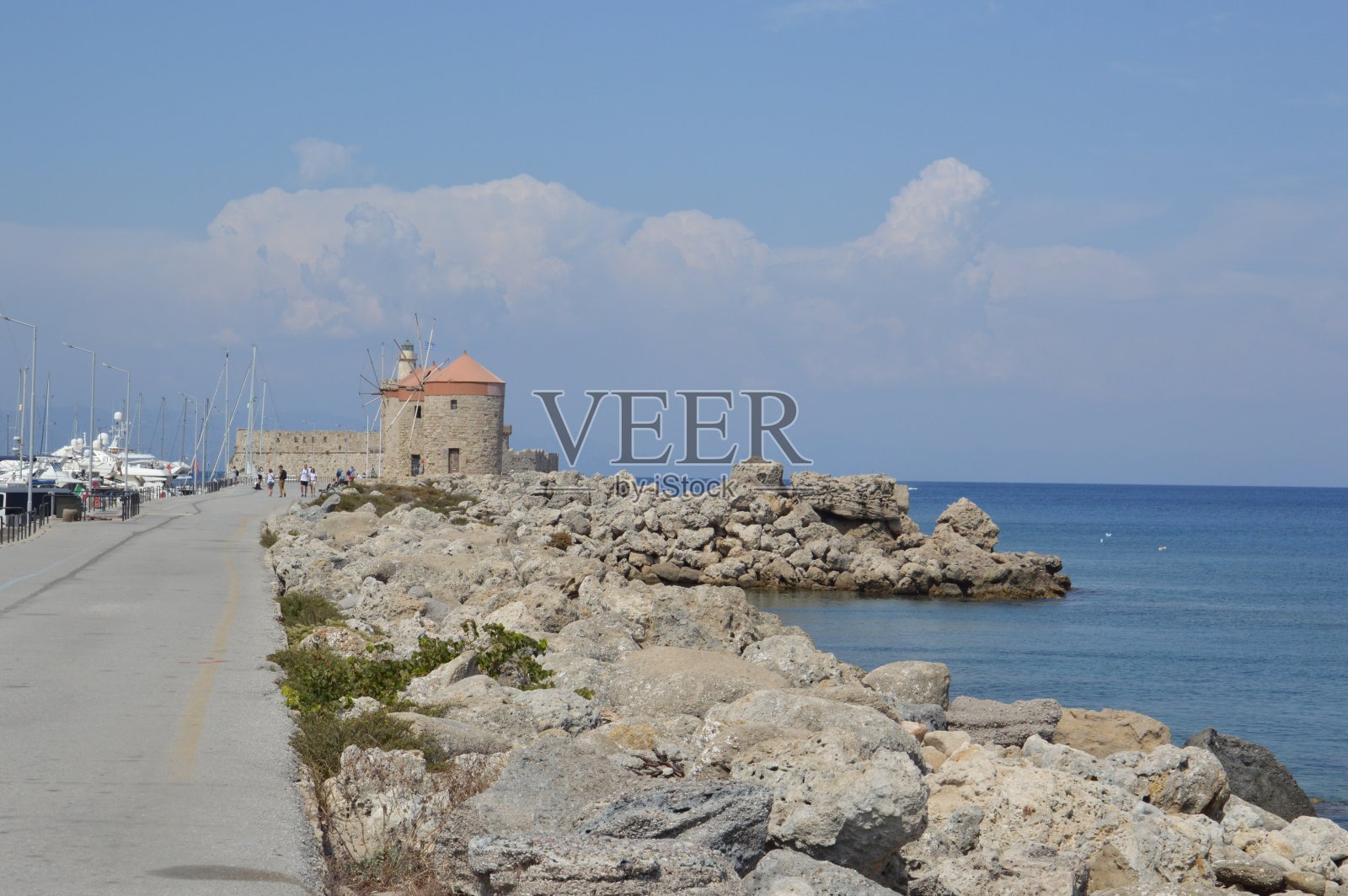 希腊港口城市罗德镇的风车照片摄影图片