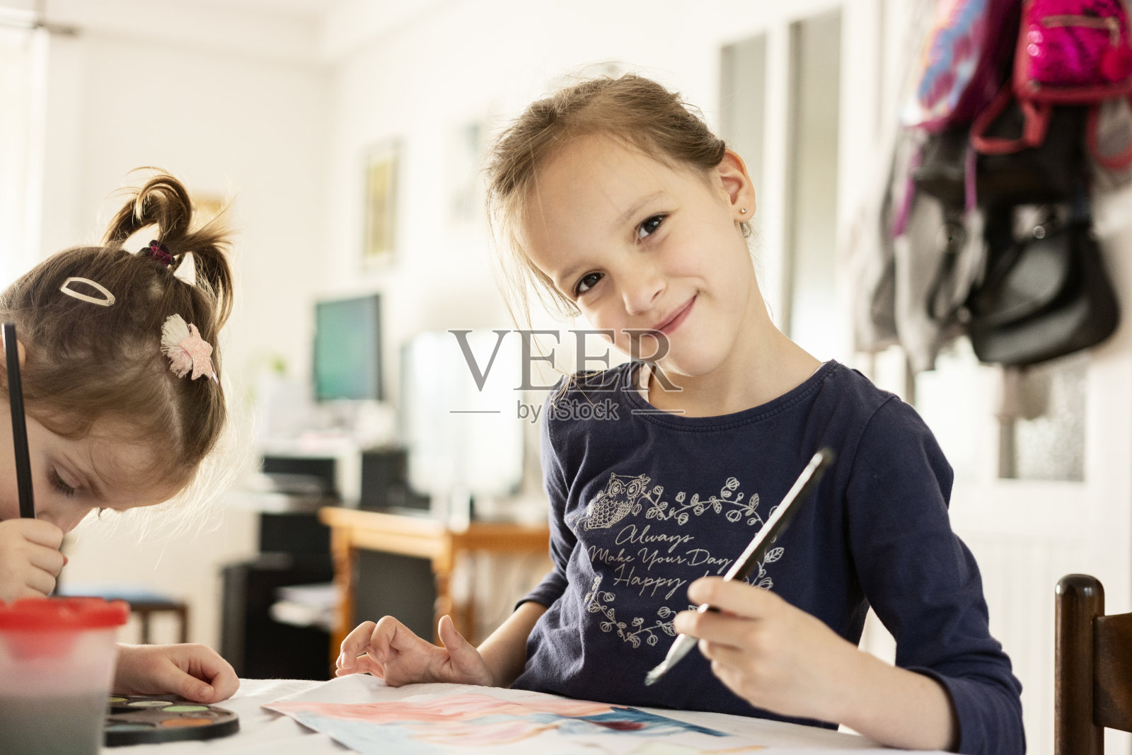 女孩们在家用水彩画画照片摄影图片