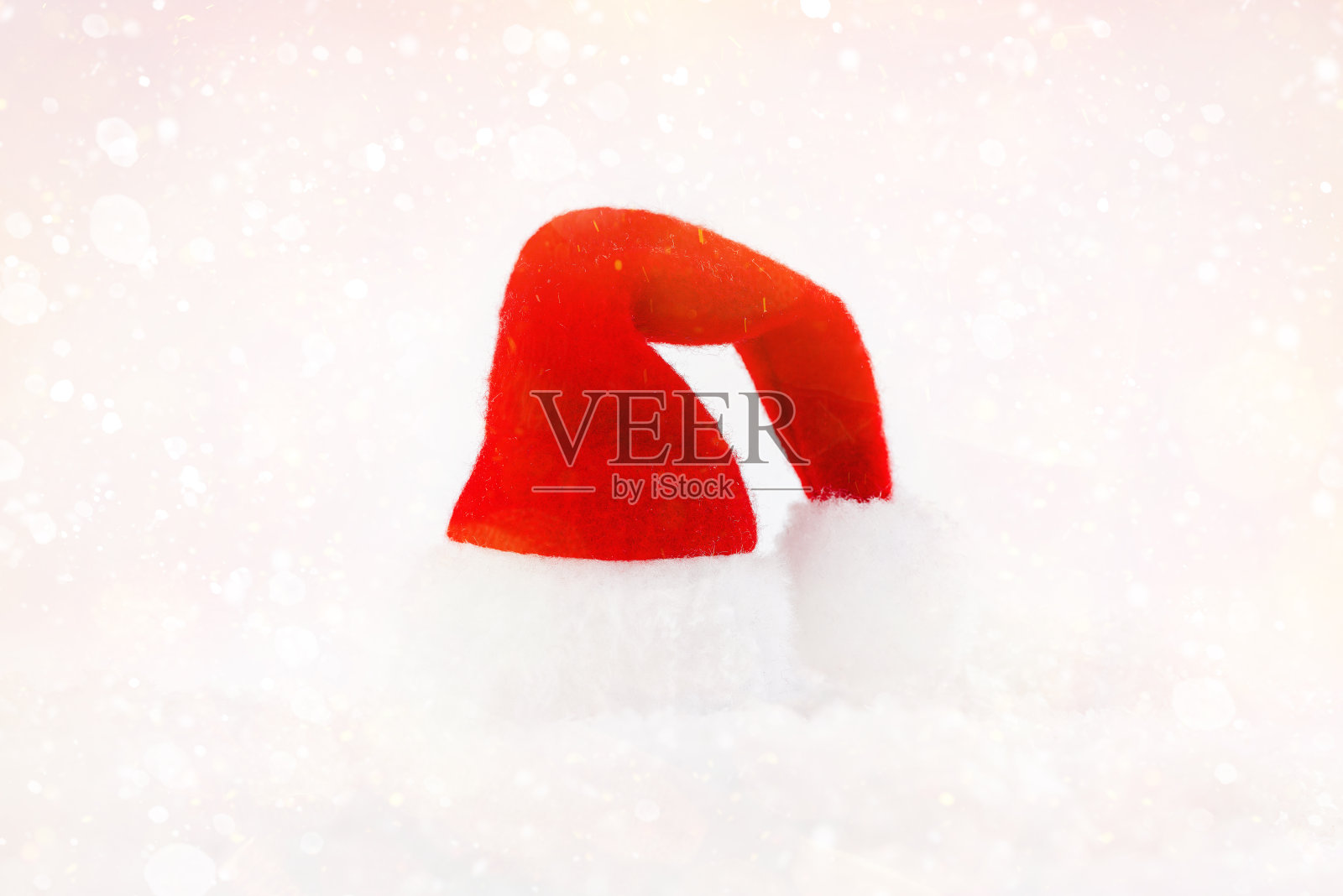 帽子圣诞老人雪花灯背景庆祝背景新年概念。副本的空间。圣诞贺卡。简单的简约。圣诞家居装饰。照片摄影图片