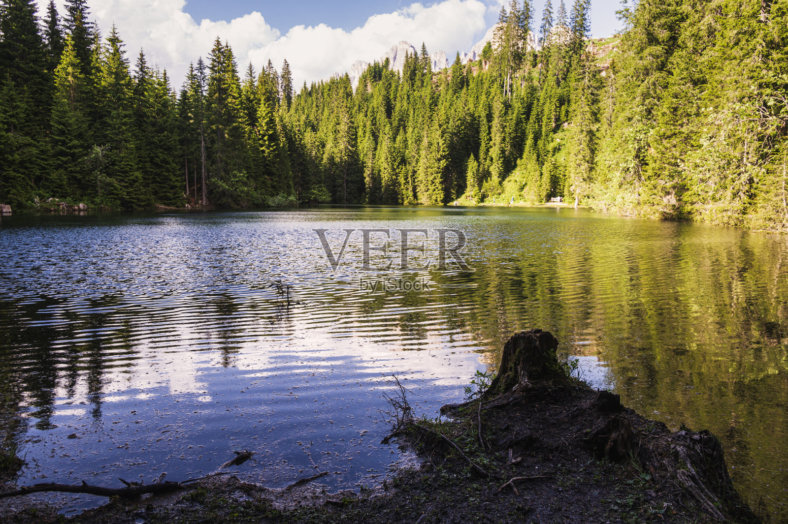意大利波曾的Carezza湖照片摄影图片