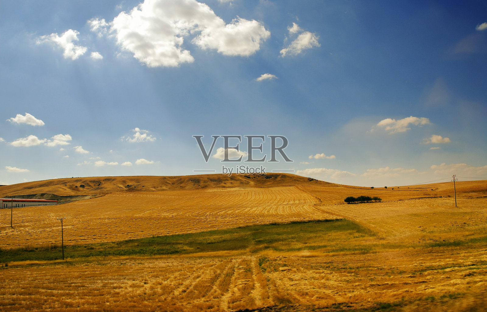 土耳其从安卡拉到科尼亚公路上的乡村风景。照片摄影图片