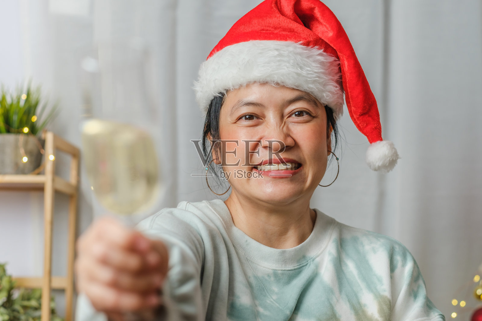 亚洲妇女举杯庆祝新年和圣诞派对视频打电话回家的朋友照片摄影图片