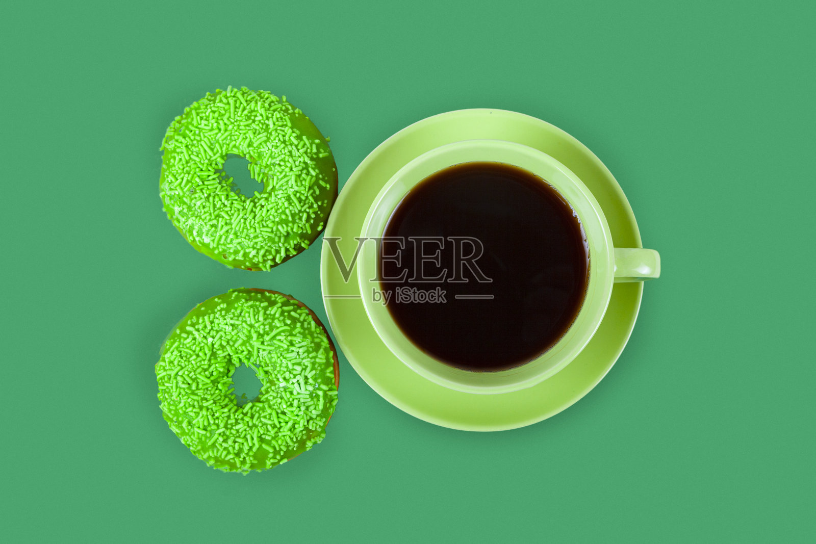 绿色甜甜圈和一杯咖啡照片摄影图片