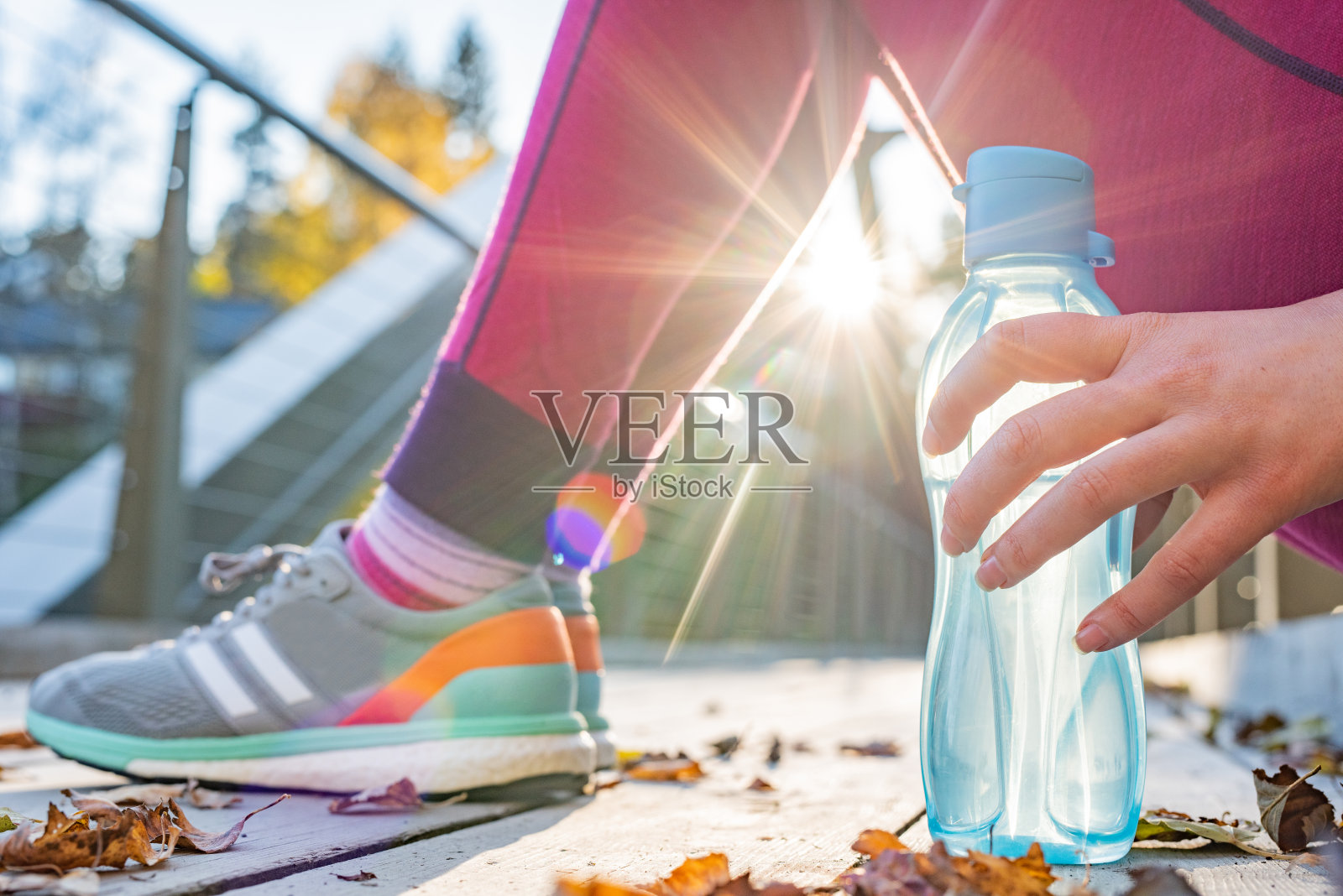 一个无法辨认的女人拿着一瓶水的特写照片摄影图片