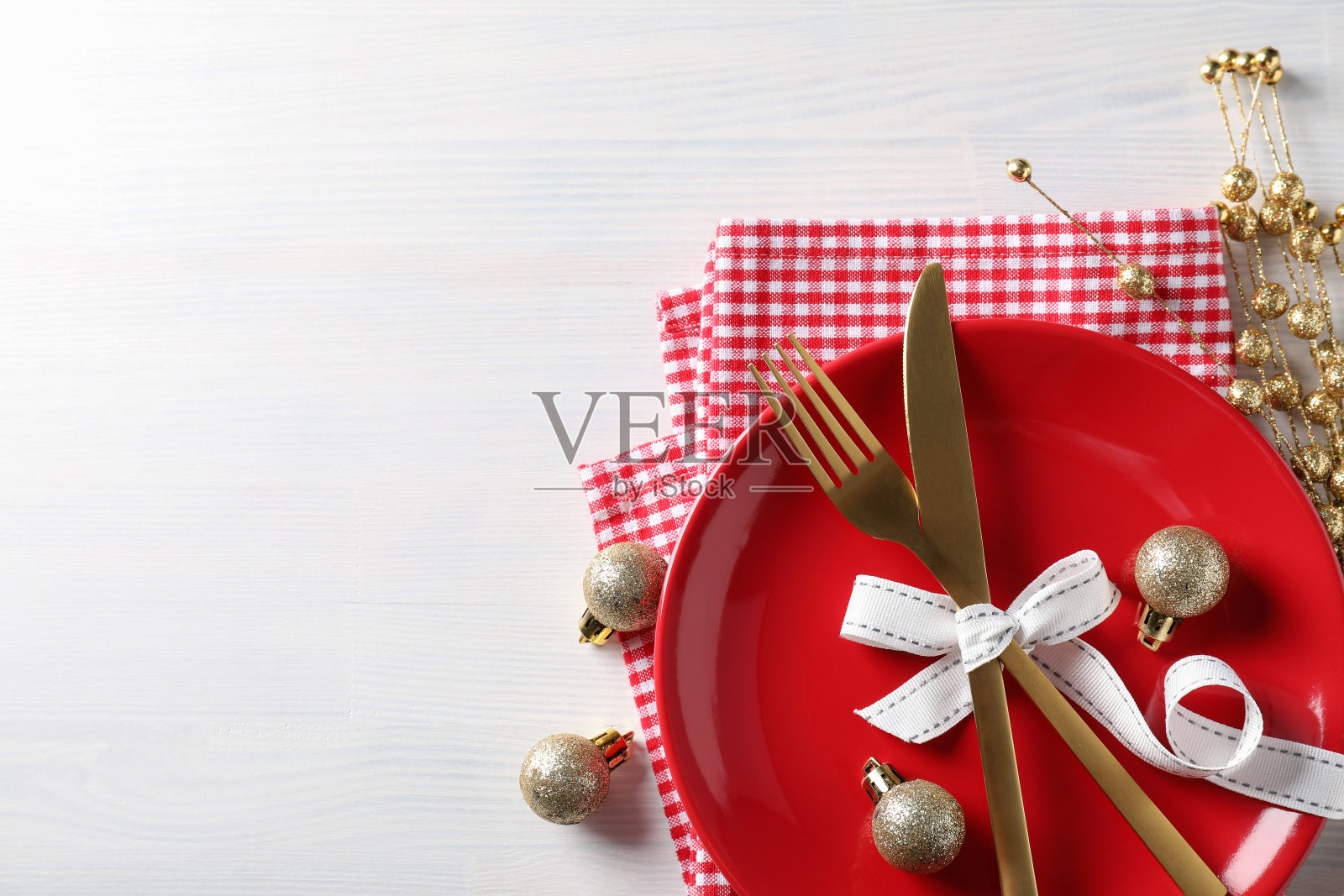 新年餐桌摆放在白色的木桌上照片摄影图片