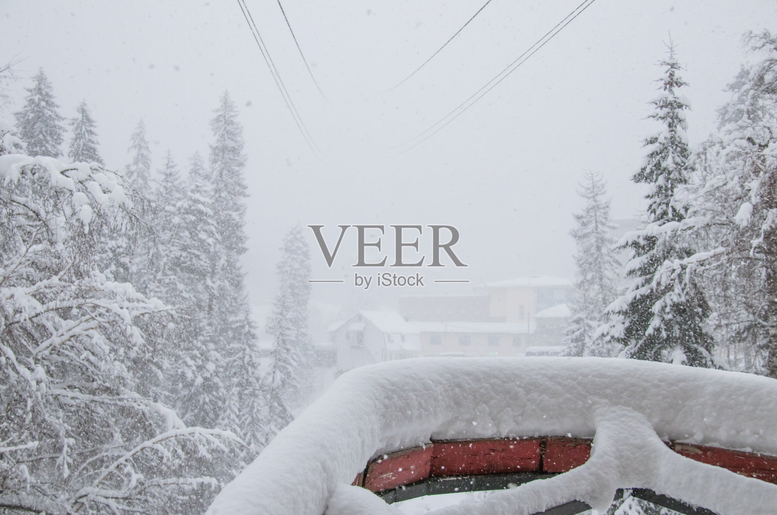 从索道站看,在高加索山脉的大雪中照片摄影图片