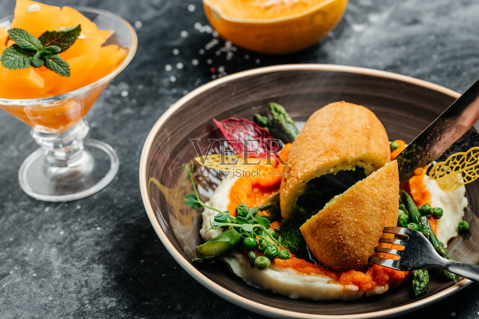 基辅鸡胸包上黄油,土豆泥和南瓜。花芦笋豌豆照片摄影图片