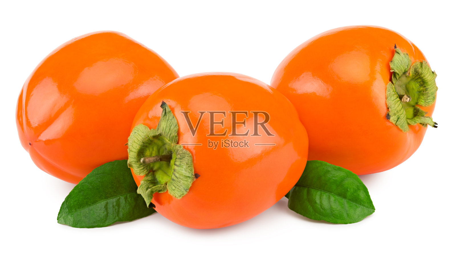 新鲜成熟的柿子与绿色的叶子孤立在白色的背景。剪切路径照片摄影图片