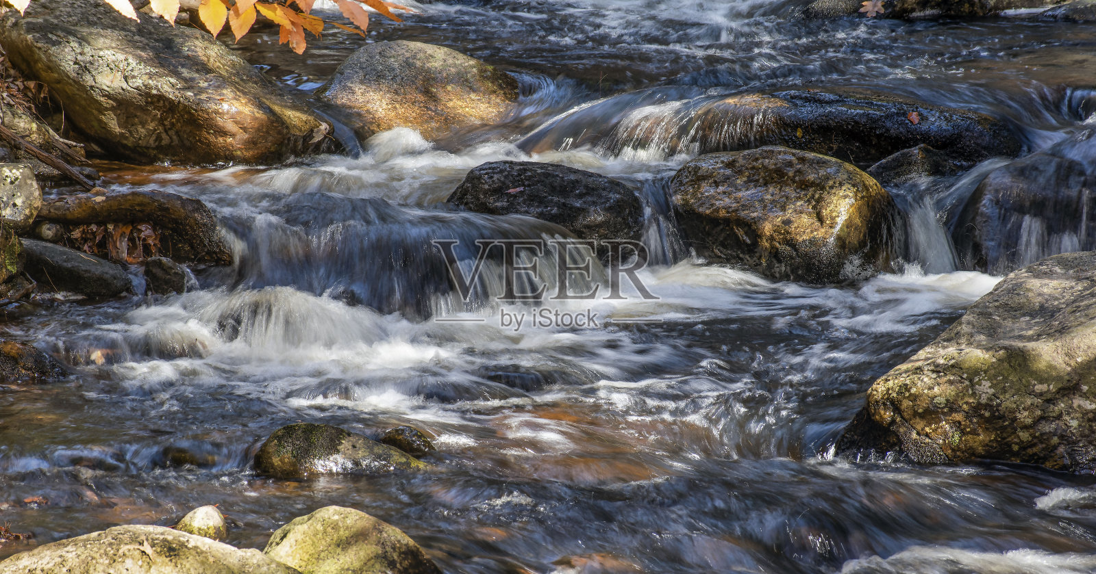 流动的水在陷阱瀑布小溪在威拉德布鲁克州立公园照片摄影图片