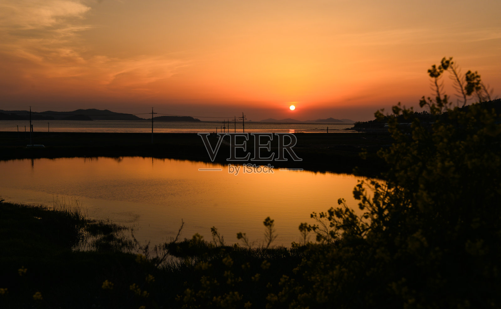 从务安和洞游乐园的海滩上看日落照片摄影图片